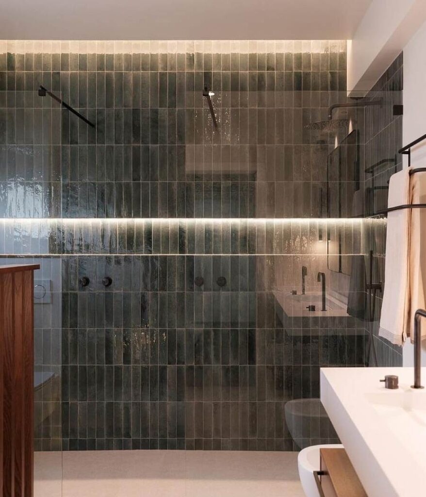 tegelzetters met ervaring blauw glas tegel badkamer