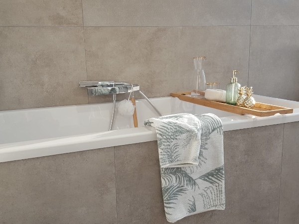 square tegels badkamer betonlook